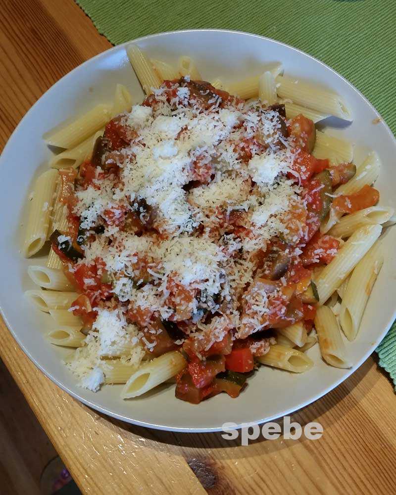Penne mit mediterraner Gemüsesauce | spebe